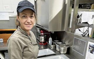 Ukrainerinnen wagen den Quereinstieg ins Gastgewerbe: Yevgenia Mamaichuk (l.) und Lyudmyla Grybkova lernen in der Küche des Hotel-Restaurant Sonnenberg in Kriens.