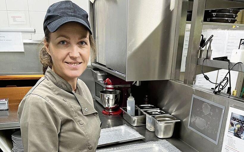 Ukrainerinnen wagen den Quereinstieg ins Gastgewerbe: Yevgenia Mamaichuk (l.) und Lyudmyla Grybkova lernen in der Küche des Hotel-Restaurant Sonnenberg in Kriens.