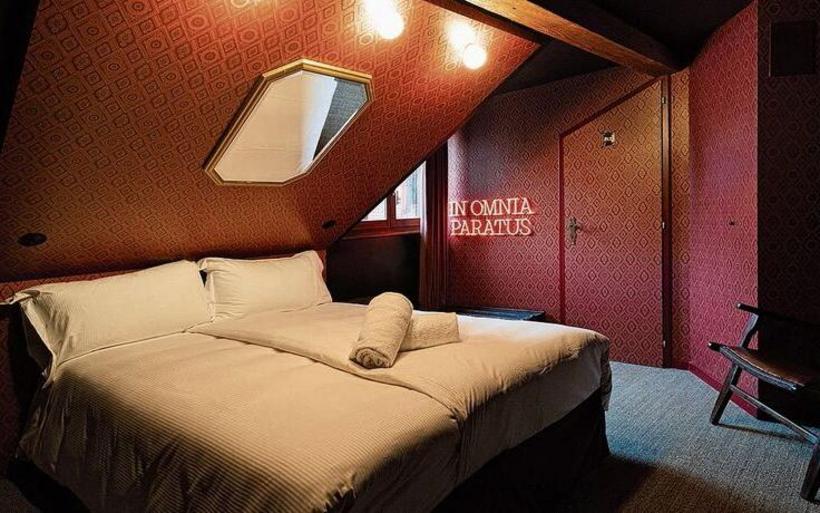 Une des chambres du Peanut Medieval Lounge, à Saint-Ursanne.