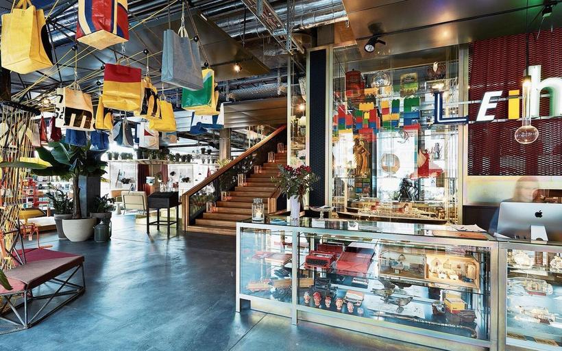 Der bunt gestaltete Eingangsbereich im 25 hours Hotel an der Zürcher Langstrasse eröffnet Gästen ein kleines Universum.