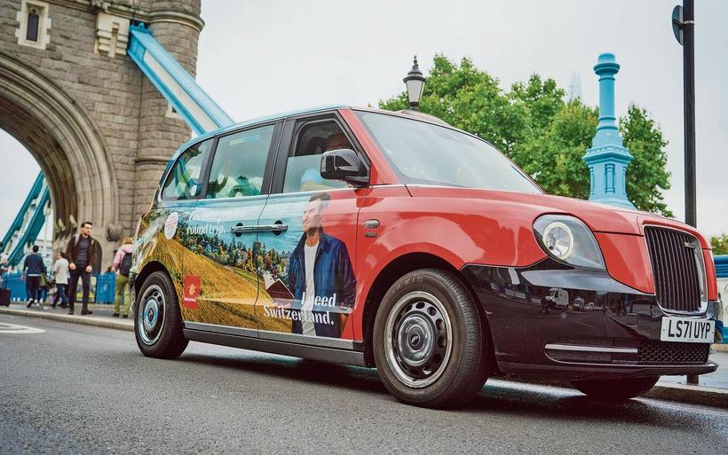 Roger Federer auf der Tower Bridge: Eine traditionelle Sportart wie Tennis passt zum britischen Markt.
