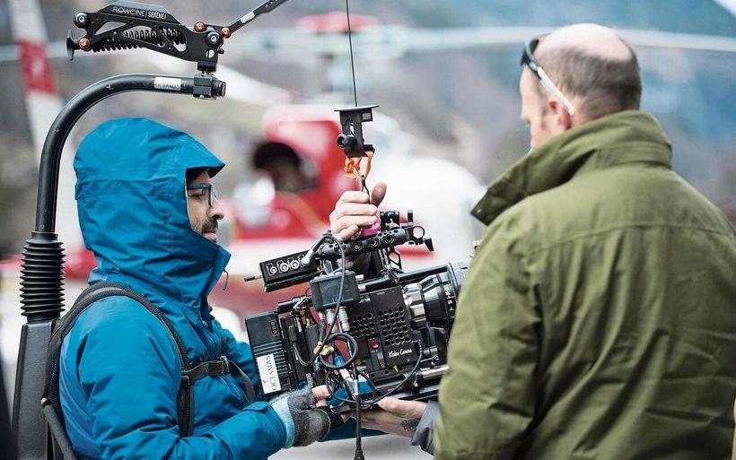 In der Schweiz arbeiten diverse Film Commissions für ihre jeweilige Region. Der Verein «Bern für den Film» unterstützte unter anderem Dreharbeiten der US-amerikanischen Produktion «The Man With the Silver Case» (o. l. und u. r.) im Berner Oberland. Die SRF-Serie «Tschugger» weckt Sympathie fürs Wallis, indem sie Klischees aufgreift und überzeichnet (o. r. und u. l.). 