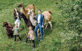 Erfolgreiche Nachfolgeregelung: Nadja und Patric Vogel (mit Mona und Luana) führen das Märchenhotel in dritter Generation. 