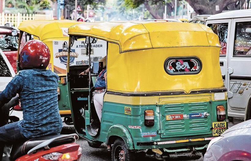 Blick aus einer Fahrrad-Rikscha auf die Strassen Delhis.
