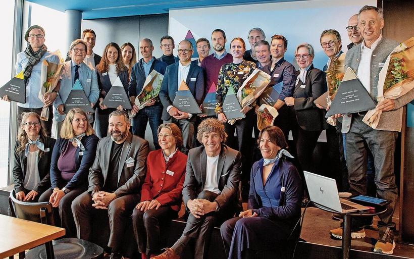 Das Projektteam des Niesen Summit (vorne) mit den «Best of Best» aus 21 Jahren Milestone.