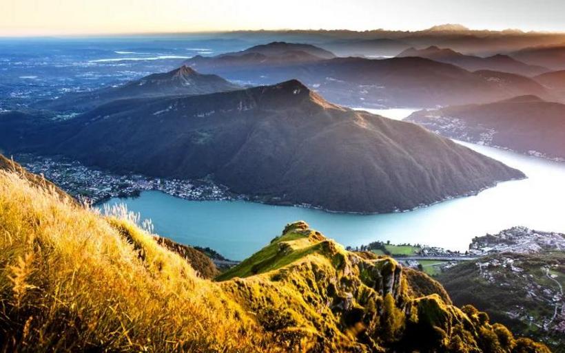 Zwischen den südlichen Armen des Luganersees erhebt sich der Monte San Giorgio.