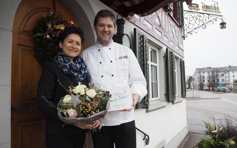 Erika Harder, Präsidentin Hotel & Gastro Formation Thurgau übergibt Reto Lüchinger vom Gasthof Eisenbahn die Auszeichnung «Für Qualität Lehrbetrieb plus».