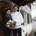 Erika Harder, Präsidentin Hotel & Gastro Formation Thurgau übergibt Reto Lüchinger vom Gasthof Eisenbahn die Auszeichnung «Für Qualität Lehrbetrieb plus».