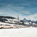 ICE-Zug fährt durch Winterlandschaft