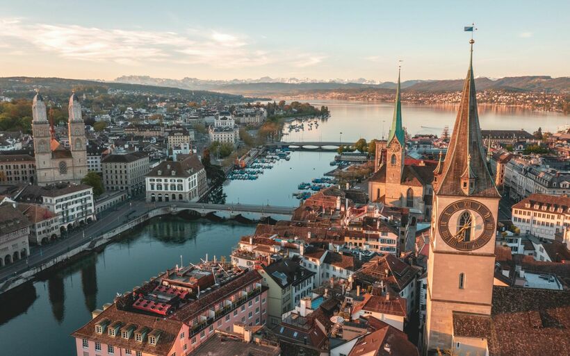Bild der Stadt Zürich bei Sonnenuntergang