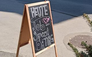 Diese Tafel lädt zum Job-Speeddating-Event im Hotel Bergwelt Grindelwald ein.