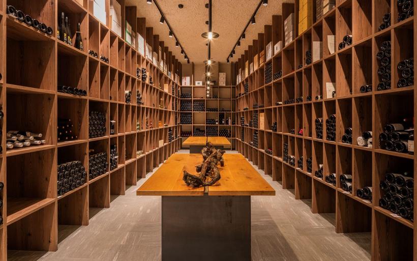 In den neuen Weinkeller sieht man, wenn man durch die Verbindungsgänge wandert.