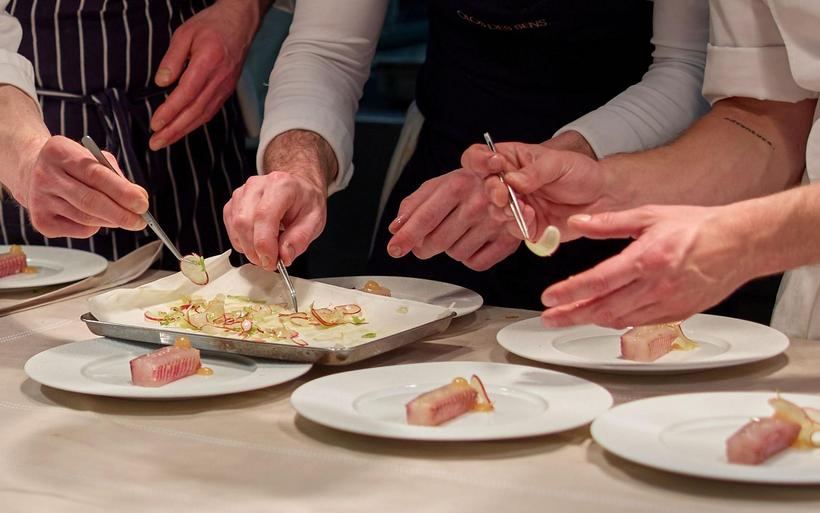 Le préparation à six mains du moelleux de féra du Léman.
