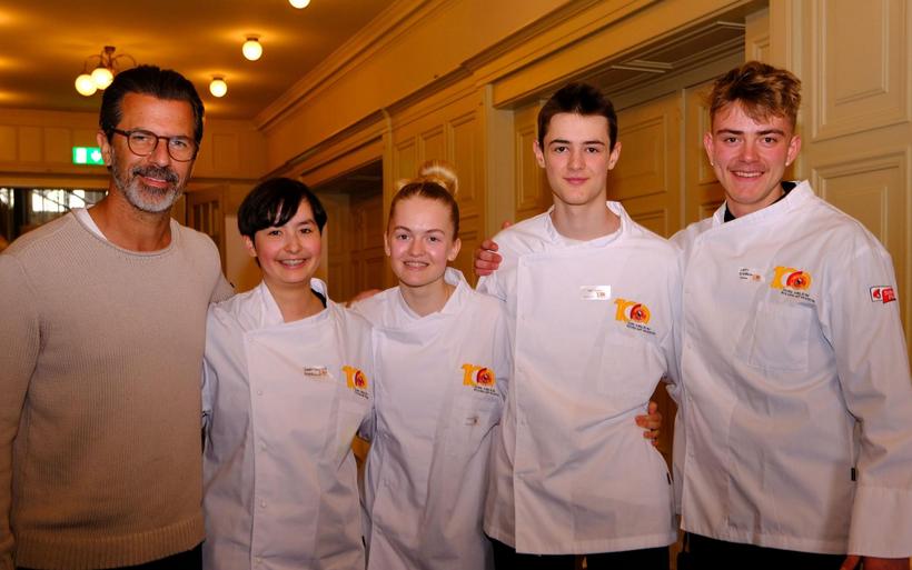 Andreas Caminada mit den Lernenden