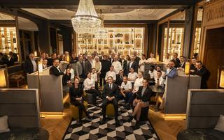 Gastgeber Stéphane Décotterd, Mauro Colagreco und Jacques Pourcel, umringt von der Brigade des Maison Décotterd, Glion, und den Köchen von Relais & Châteaux, die aus der ganzen Welt für den World Culinary Council anreisten.