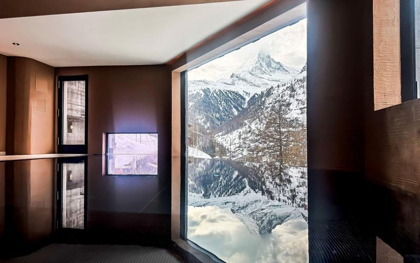 Die Wellnessanlage mit Blick aufs Matterhorn.