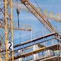 Bauprojekt mit Kränen und Baugerüst