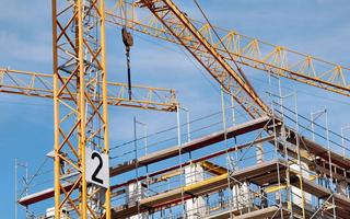 Bauprojekt mit Kränen und Baugerüst