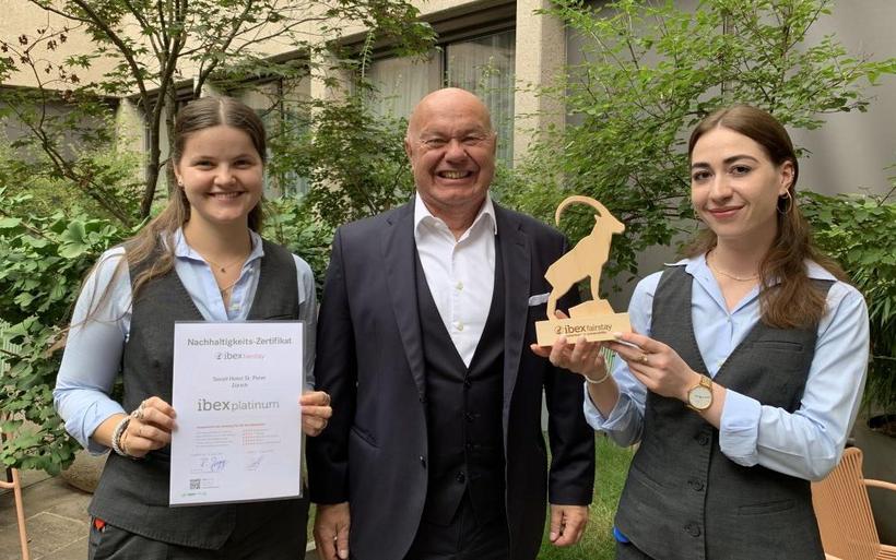 Matthias Ramer, Cluster General Manager Sorell Hotel St. Peter mit Projektteam Nachhaltigkeit Daria Tobler (l.) und Daliah Süss.