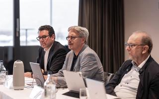 Bilanzpressekonferenz der Kursaal Bern AG (v.l.): Lorenz Perren, CFO Kursaal Bern AG, Kevin Kunz, CEO Kursaal Bern AG, und Prof. em. Dr. Daniel Buser, Verwaltungsratspräsident der Kursaal Bern AG.