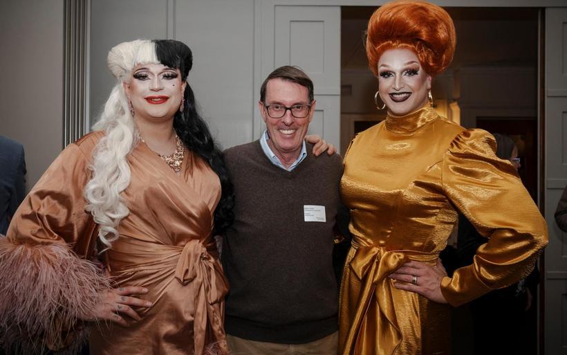 Abend des Hotelirs mit Andreas Züllig flankiert von den Dragqueens Milky Diamond und Odette Hella'Grand