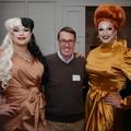Abend des Hotelirs mit Andreas Züllig flankiert von den Dragqueens Milky Diamond und Odette Hella'Grand