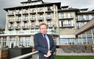 Le directeur devant le Grand Hôtel des Rasses