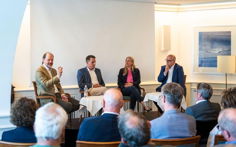 Referent Klaus-Dieter Koch im Podiumsgespräch mit Jan Steiner, Bettina Bülte und Reto Wilhelm.  