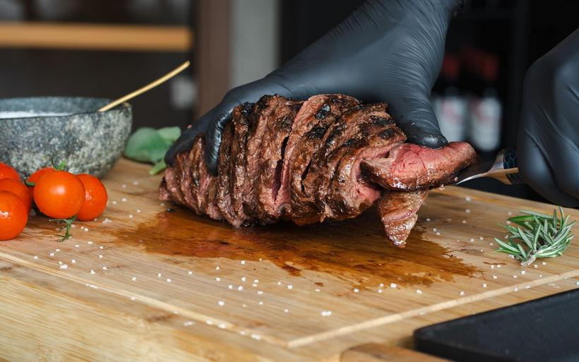 Fleisch wird zubereitet