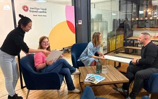 Menschen Sitzen vor einer Logowand