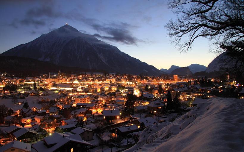 Spiez mit dem Niesen im Hintergrund