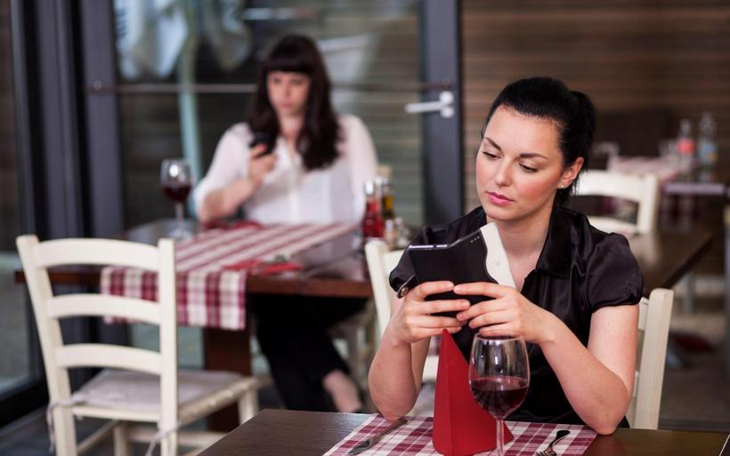 Fragen Sie Einzelreisende im Voraus, ob sie alleine oder in Gesellschaft essen möchten.