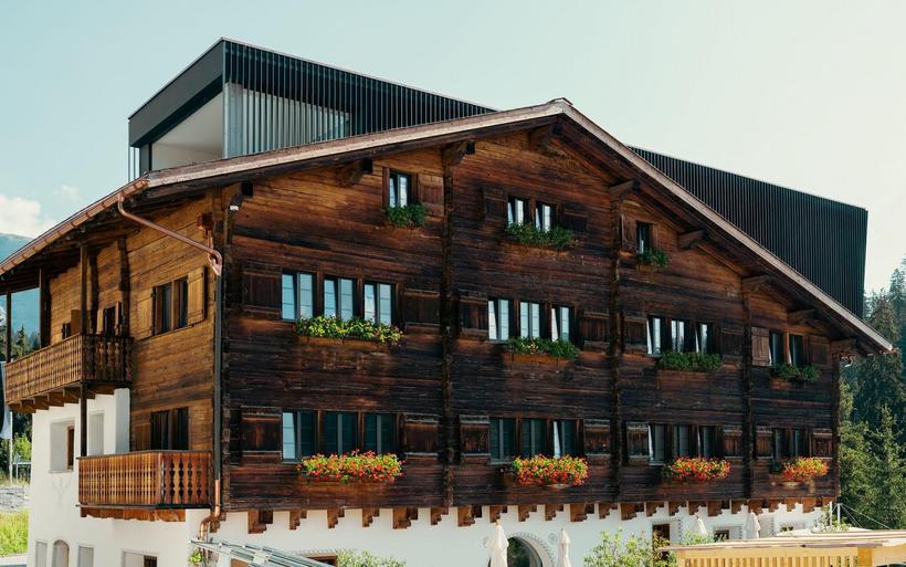 Das urigen Maissen-Chalet, der Casa Mulani mit vier Apartments.