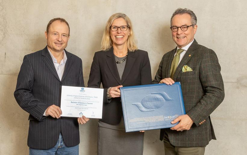 Studienleiter Patric Arn, Departementsleiterin Ulrike Zika und Rektor Jürg Kessler freuen sich über die Rezertifizierung der Tourismusstudiengänge.(v.l.)