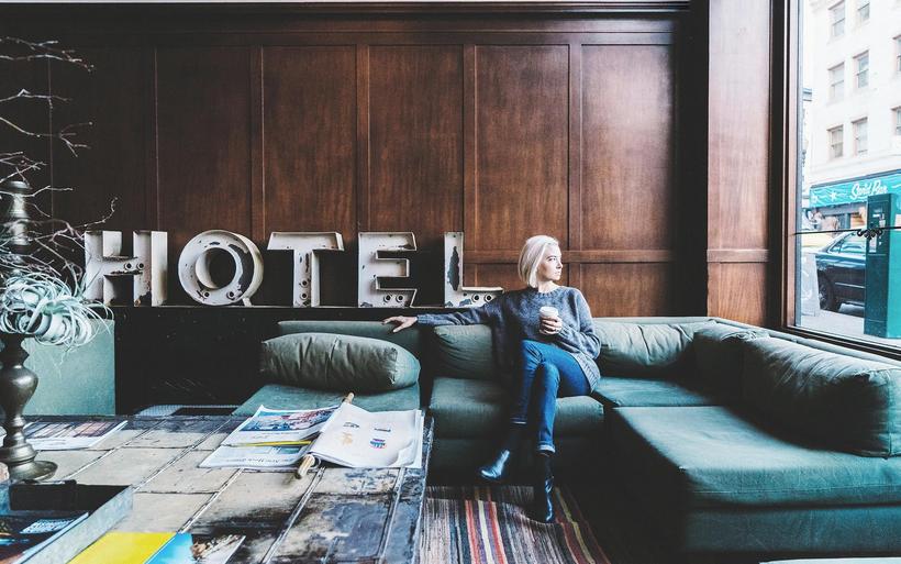 Frau sitzt auf einem Sofa 