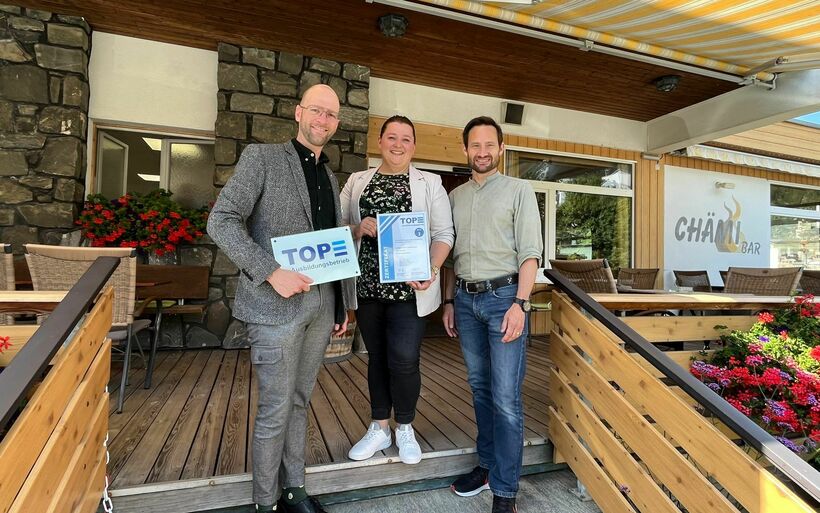 Zertifikationsübergabe: Reto Keller, Direktor Sunstar Hotel Lenzerheide, Louisa Rompe, Vizedirektorin & HR-Leiterin Sunstar Hotel Lenzerheide, und Marc Tischhauser, Geschäftsführer Gastro Graubünden(v.l.).