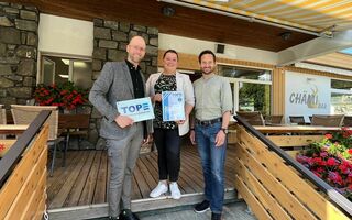 Zertifikationsübergabe: Reto Keller, Direktor Sunstar Hotel Lenzerheide, Louisa Rompe, Vizedirektorin & HR-Leiterin Sunstar Hotel Lenzerheide, und Marc Tischhauser, Geschäftsführer Gastro Graubünden(v.l.).
