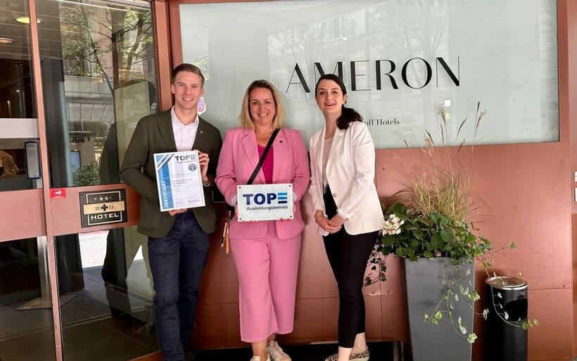 Übergabe der TAB-Zertifizierung:  Michael John, Restaurant Manager, Jessica Ternes, General Manager, und Janine Bolliger, Fachspezialistin Business Development & Bildung HotellerieSuisse (v.l.).