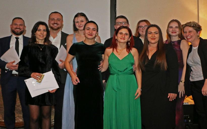 Die Vollzeitklasse der IST feiert ihren «Tourismusfachfrau/-mann HF»-Abschluss.