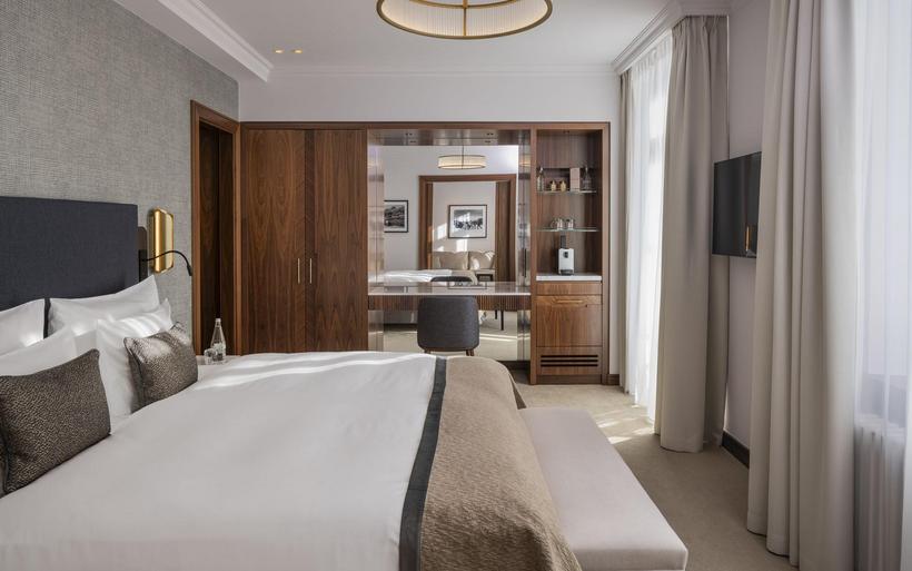 Die frisch renovierte Premier Junior Suite im  Grand Hotel des Bains Kempinski St. Moritz.