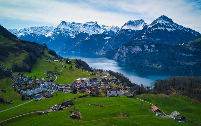 Dorf an See mit Bergpanorama