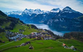 Dorf an See mit Bergpanorama