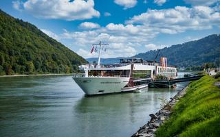 En plein essor, les croisières fluviales attirent une clientèle appréciant la lenteur, le confort à bord et l’accès facilité aux sites touristiques.