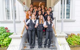 Gruppenfoto mit den Lernenden des Hotel Schweizerhof Luzern
