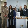 Das «Relais & Châteaux»-Team an der EHL Group Career Fair 2023: Lenkerhof Gourmet Spa Resort, Personalchef Christian Burkhard, Bellevue Parkhotel & Spa in Adelboden,  Verantwortliche Human ResourcesMartina Pfenninger Beck, Hôtel Spa Le Chambard, Kaysersberg in Frankreich, Verantwortliche Human Resources Clara Nasti, Hotel The Amauris in Österreich, Sales & Marketing Coordinator Laura Hütwohl, Relais & Châteaux Schweiz & Liechtenstein, HR & Partnership Coordinator Fabiana Pizzali, Gut Steinbach Hotel Chalets & Spa in Deutschland, General Manager Matthias Kienzle (v.l.)