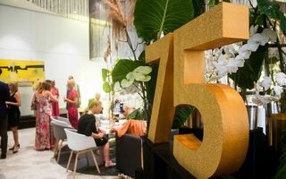 Jubiläumsfeiern eignen sich besonders gut, um die Bindung zu Mitarbeitenden, Partnern und Gästen zu stärken. Der Kreativität dürfen bei der Umsetzung keine Grenzen gesetzt werden.