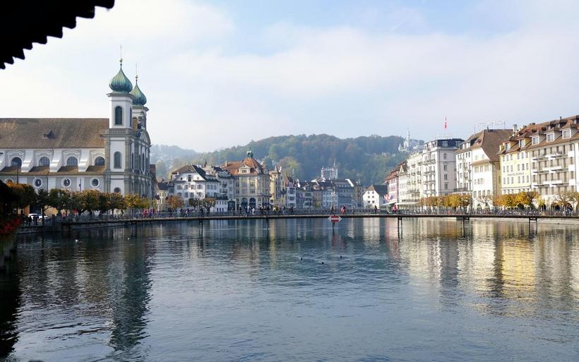 Blick auf die Reuss von der Kapellbrücke aus