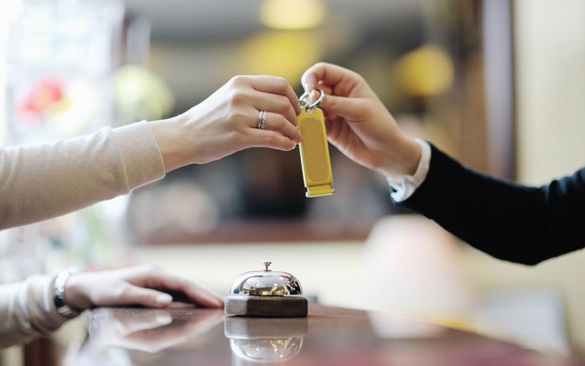 Überreichen eines Schlüssels von Hand zu Hand