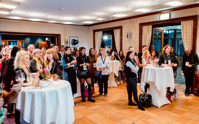 Besucherinnen und Besucher der Roadshow der Althoff Hotels in Zürich