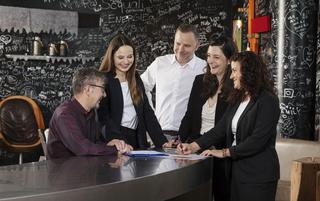 Das Novotel in Bern wurde von HotellerieSuisse als Pilotbetrieb besucht: Lea Zurlinden und Matthias Beyeler vom Novotel, umrahmt von den Fachpersonen Jeannine Büchel, Janine Bolliger und Nicolas Dévaud (v. r.).